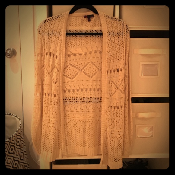 Like new knit sweater, perfect for spring/summer!