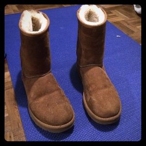 Tan UGGS barely worn still has so much fur in them