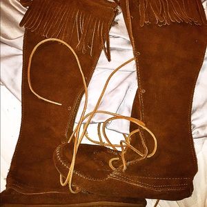minnetonka moccasin boots