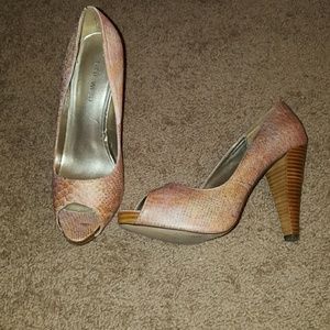 Pink snake skin print pump