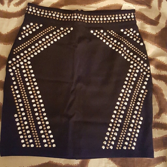 SOLD!!!!!!!!!!! Black stretchy skirt w. gold