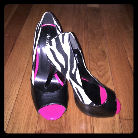 Shoe Dazzle brand 5.5 pink/ zebra print shoes.