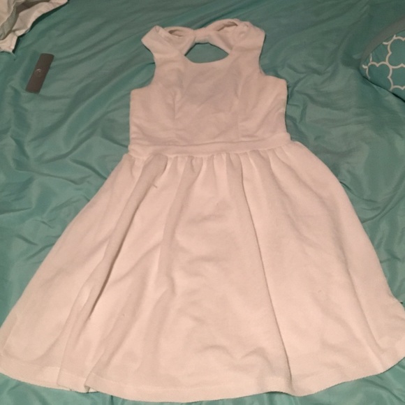 White dress with a bow in the top of the back! - Picture 1 of 2