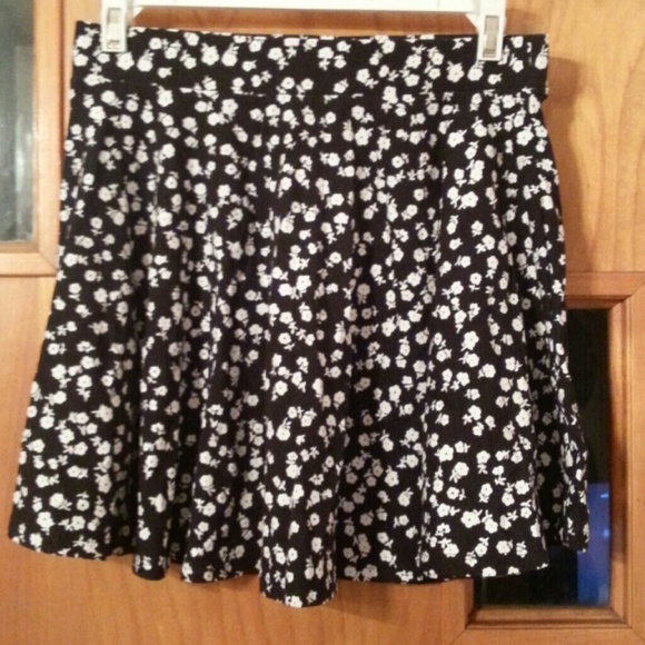 Forever 21 Floral Skirt in BLACK