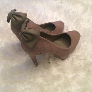 Dolce vita taupe heels with bow