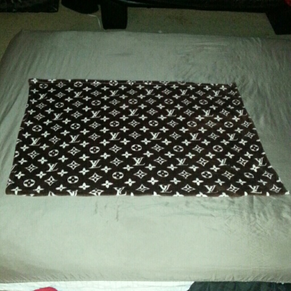 SOLD !!! Brand New Throw Blanket