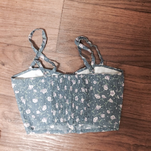 LAST CHANCE Chambray Flower crop top - Picture 2 of 3