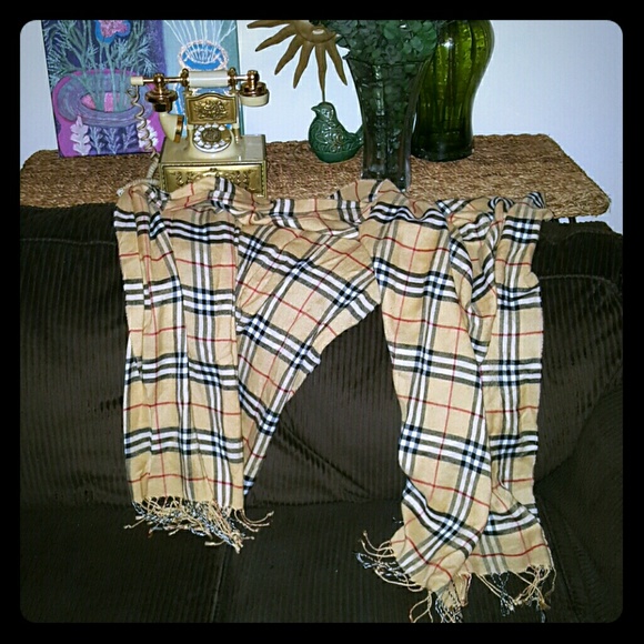 Nice plaid fleece scarf. Guc. Burberry looking