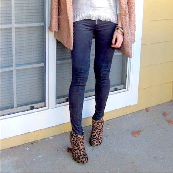 H&M Pants - LikeNEW H&M suede like red leggings H&M Pants - LikeNEW H&M suede like red leggings