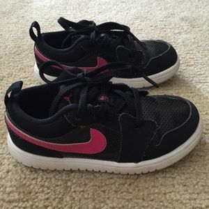 Toddler Nike Shoes 9.5c