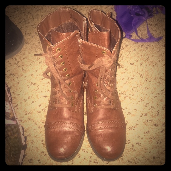 Brown boots. Size 5.