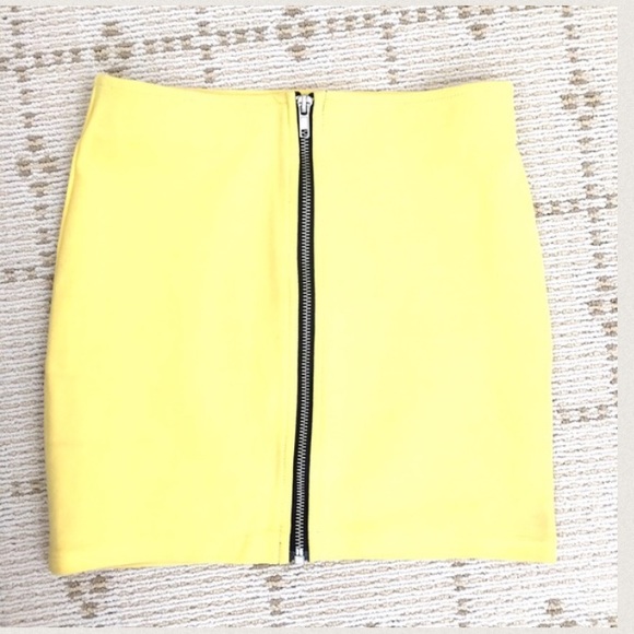 H&M Skirts - Like NEW H&M yellow body-come mini skirt w Zipper H&M Skirts - Like NEW H&M yellow body-come mini skirt w Zipper