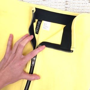 H&M Skirts - Like NEW H&M yellow body-come mini skirt w Zipper H&M Skirts - Like NEW H&M yellow body-come mini skirt w Zipper