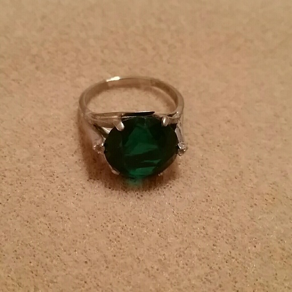 Emerald green ring