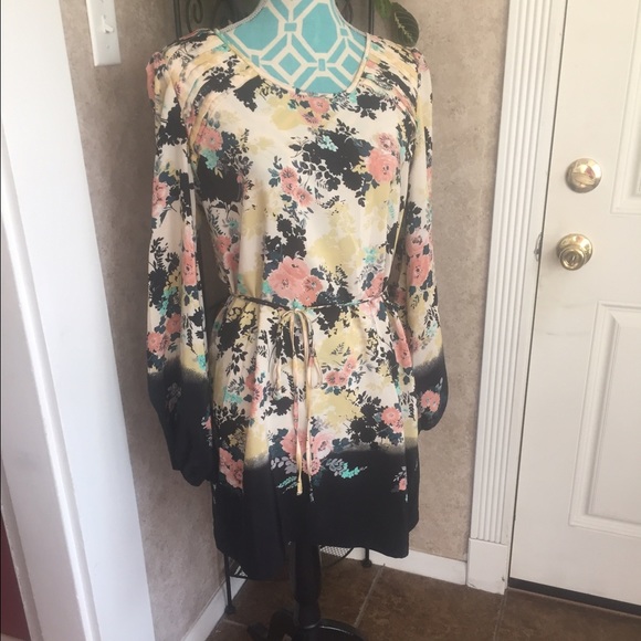 Tunic style shift dress w/ bell elastic hem sleeve