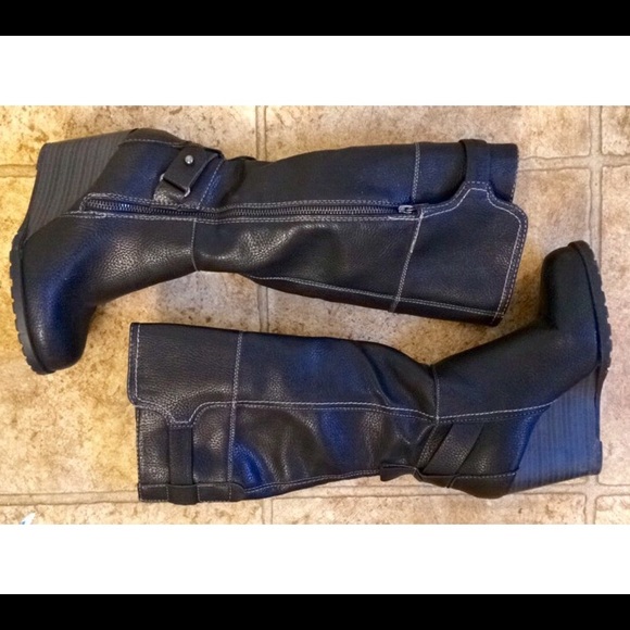 Wedge heeled boots 💕