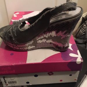 Not rated dark gray wedges