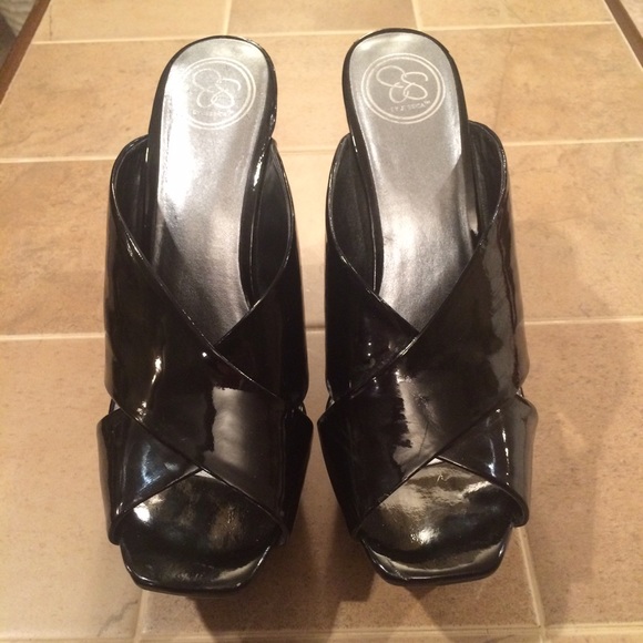 Jessica Simpson 7.5 black patent wedge