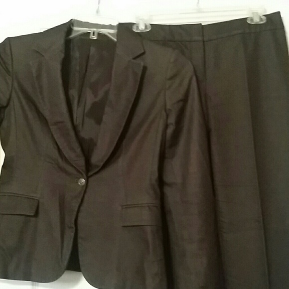 Beautiful well tailored pants suite.