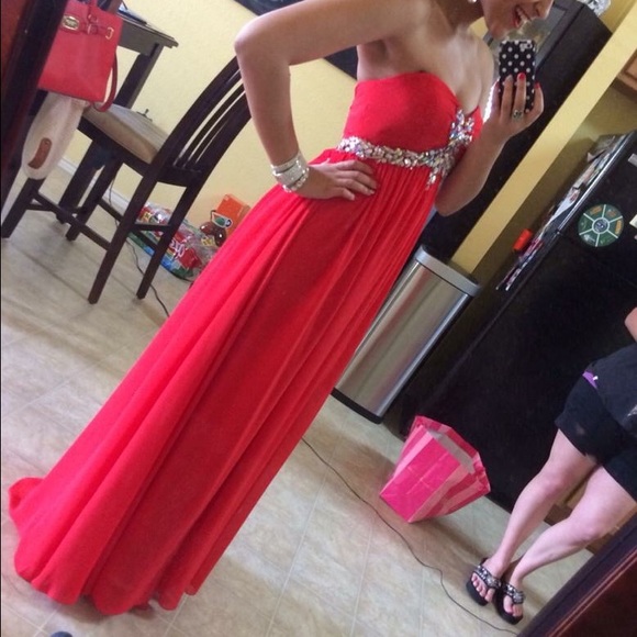 Super cute red prom dress!