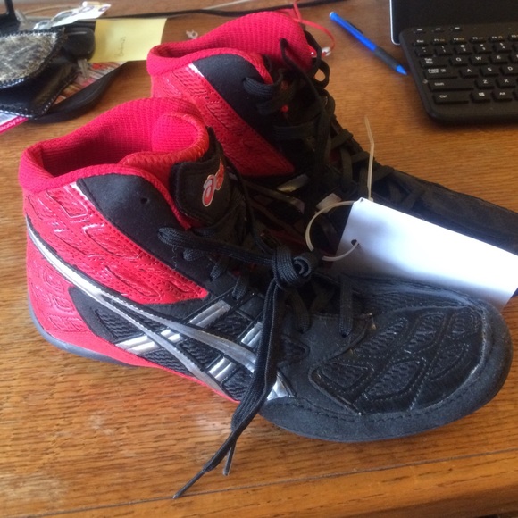 Men's good, reliable wrestling shoes, size 10.5