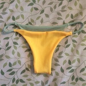 Reversible cheeky bikini bottoms