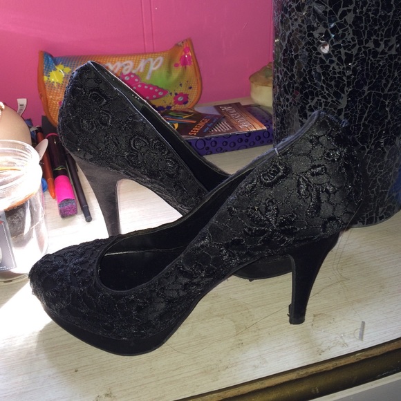 Black heels 🚨will negotiate🚨