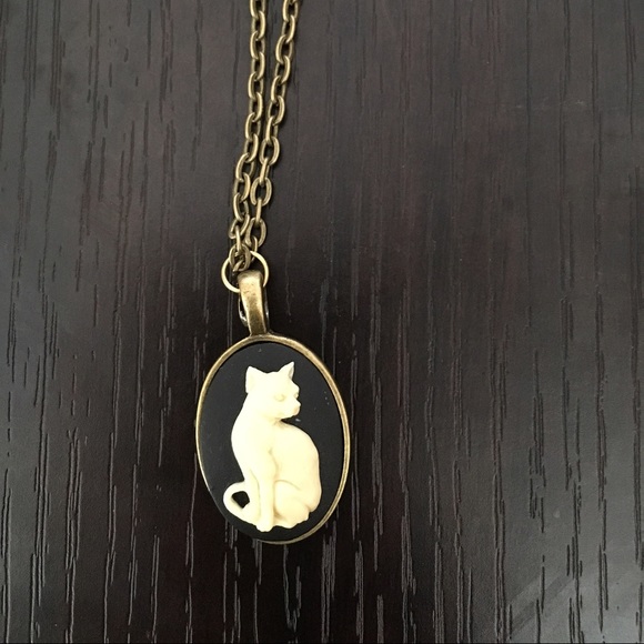 Jewelry - Antique bronze cat cameo pendant necklace