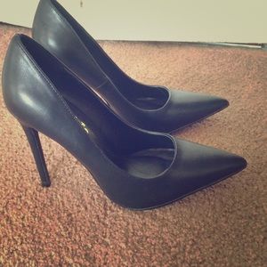 Black point toed heels