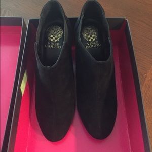 Vince Camuto Dolly's black suede booties- 8 1/2