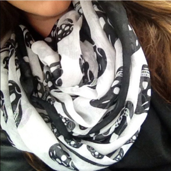 White Skull Scarf - Picture 2 of 4