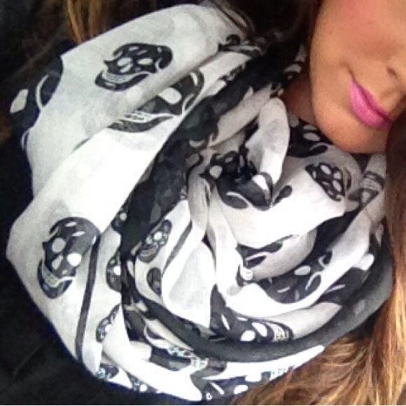 White Skull Scarf - Picture 3 of 4
