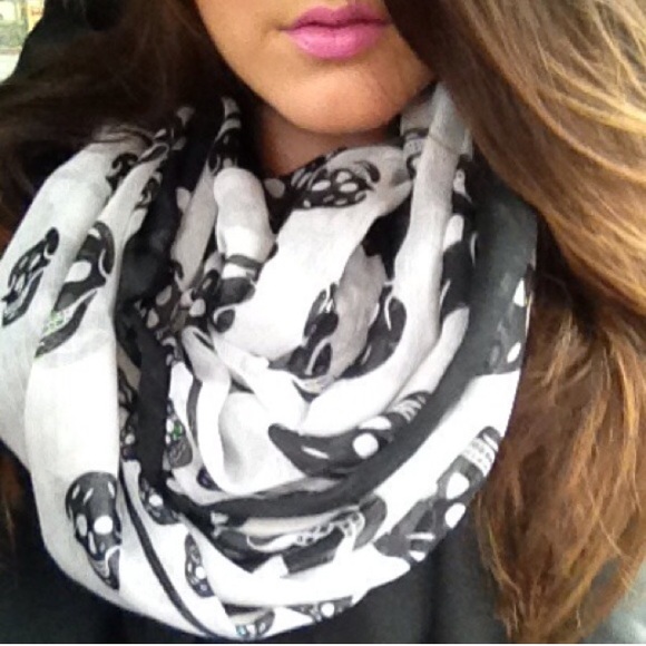 White Skull Scarf - Picture 4 of 4