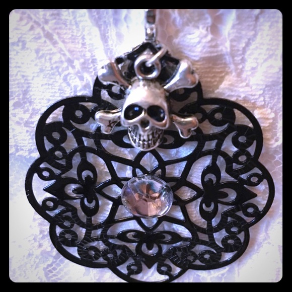 💀Skull and Crossbones Pendant♻️