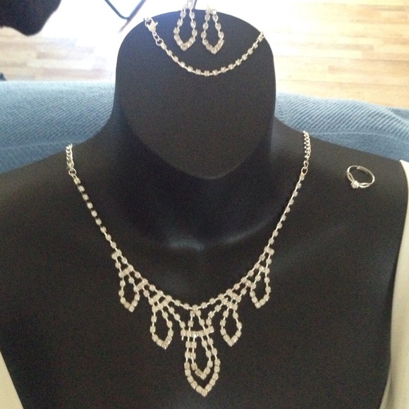 Jewelry set, great for prom