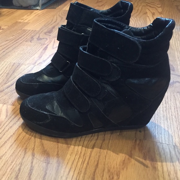 Black sneaker pumps