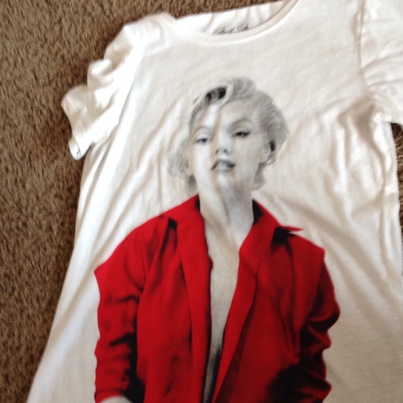 Marilyn Monroe shirt. Never worn - Picture 3 of 3