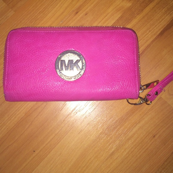MICHAEL KORS CLUTCH WALLET!!
