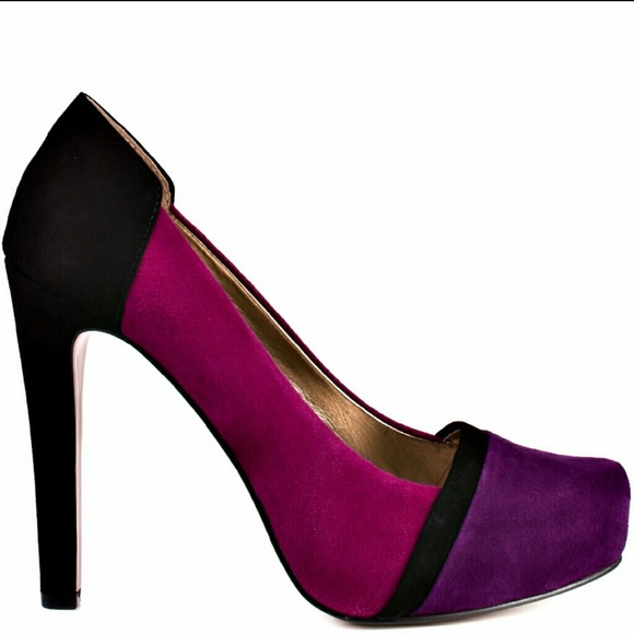 BCBG Perries Pump