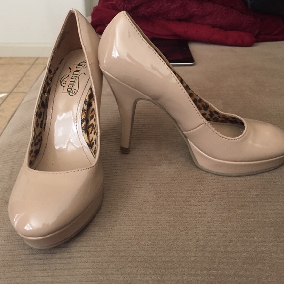 Nude pumps