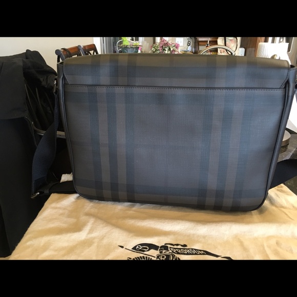 Auth Burberry London Brown Smoked Check Messenger - Picture 4 of 4