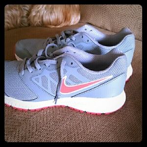 Nike gray kicks