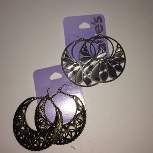 2 pairs of earrings