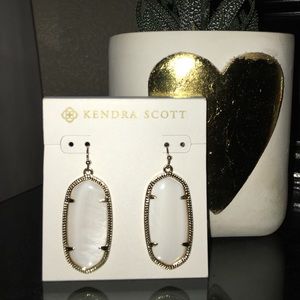 Kendra Scott Elle Gold Earrings in White Pearl