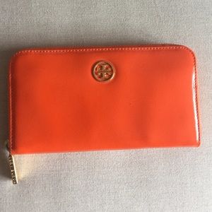 Tory Burch Patent Robinson Wallet