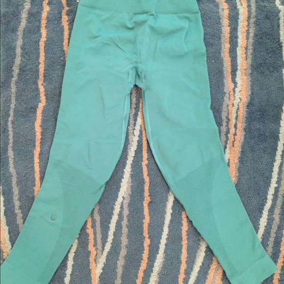 Lululemon zone crop. Size 2