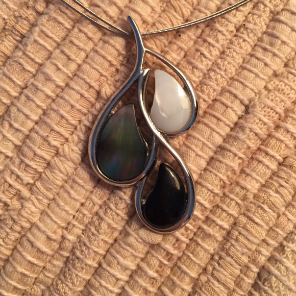 Wire pendant necklace