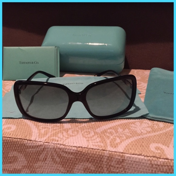 Tiffany Key Square Sunglasses: black