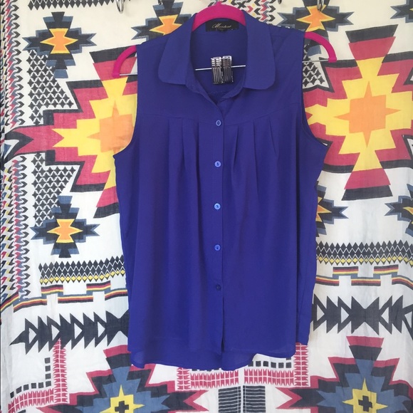 💙 Blue collared shirt