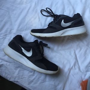 Nike Kaishi Run black white (similar to roshes)